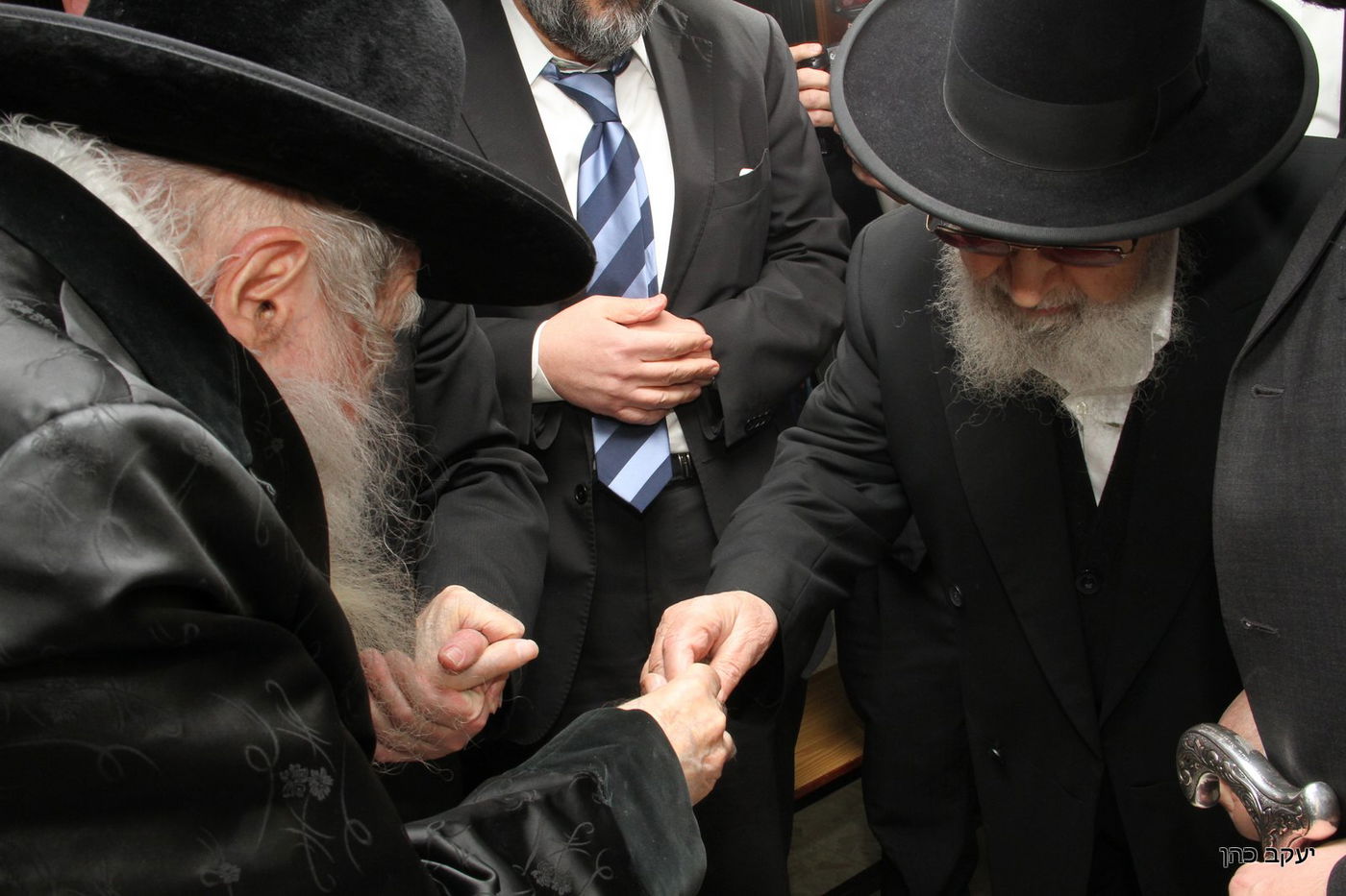 כשמרן הגר"ע יוסף קם לכבוד הרבי מערלוי. צפו