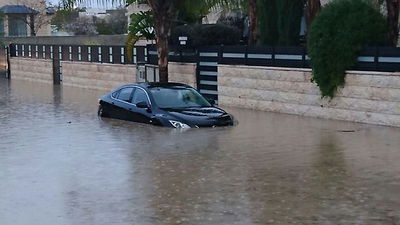הצפות ביישוב מעגלים. בוידאו: קריסת התקרה