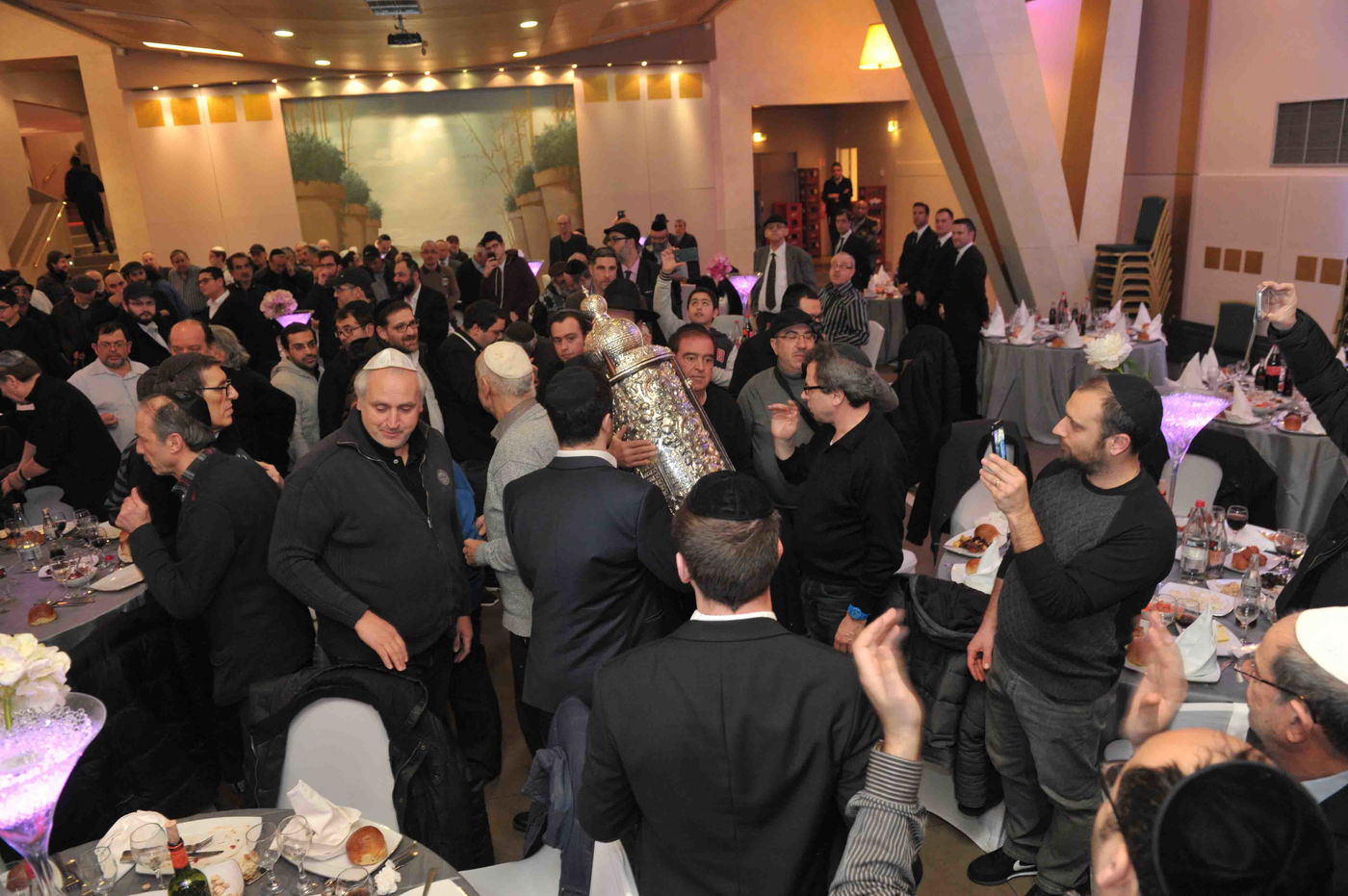 גלריה: הכנסת ספר תורה לזכר נרצחי הטבח בהיפר-כשר בפריז