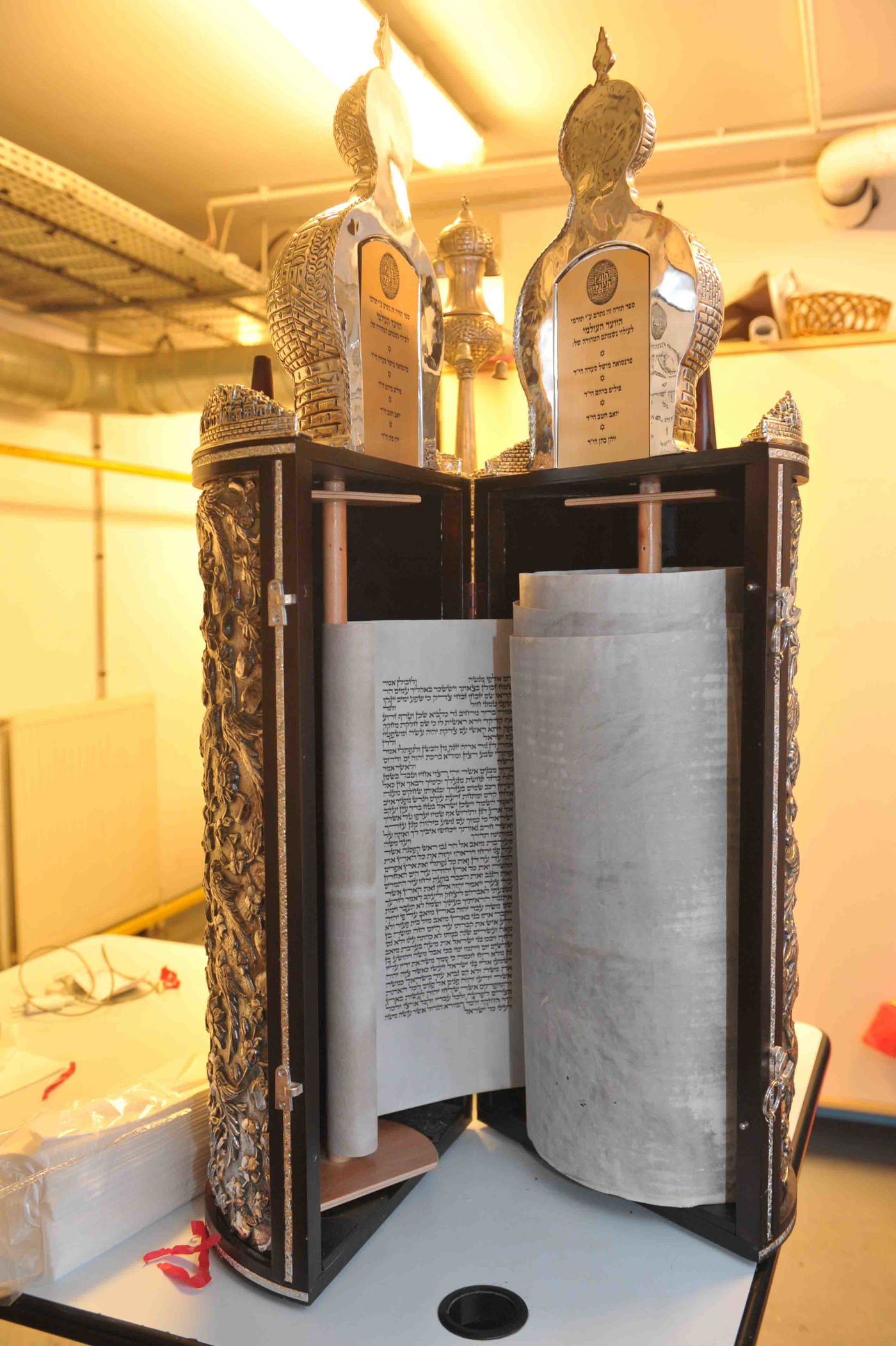 גלריה: הכנסת ספר תורה לזכר נרצחי הטבח בהיפר-כשר בפריז