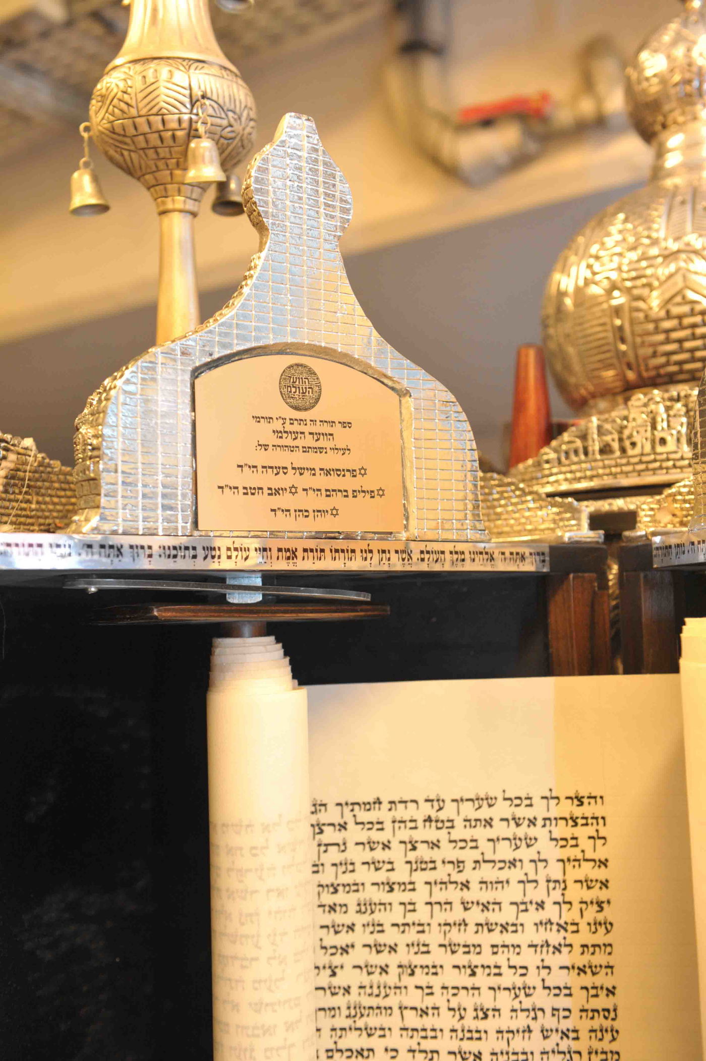 גלריה: הכנסת ספר תורה לזכר נרצחי הטבח בהיפר-כשר בפריז