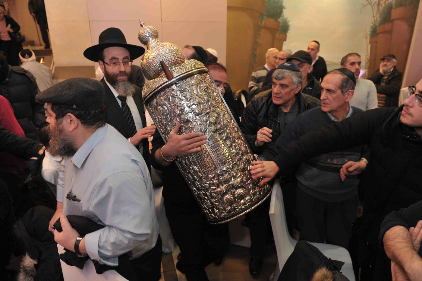 גלריה: הכנסת ספר תורה לזכר נרצחי הטבח בהיפר-כשר בפריז