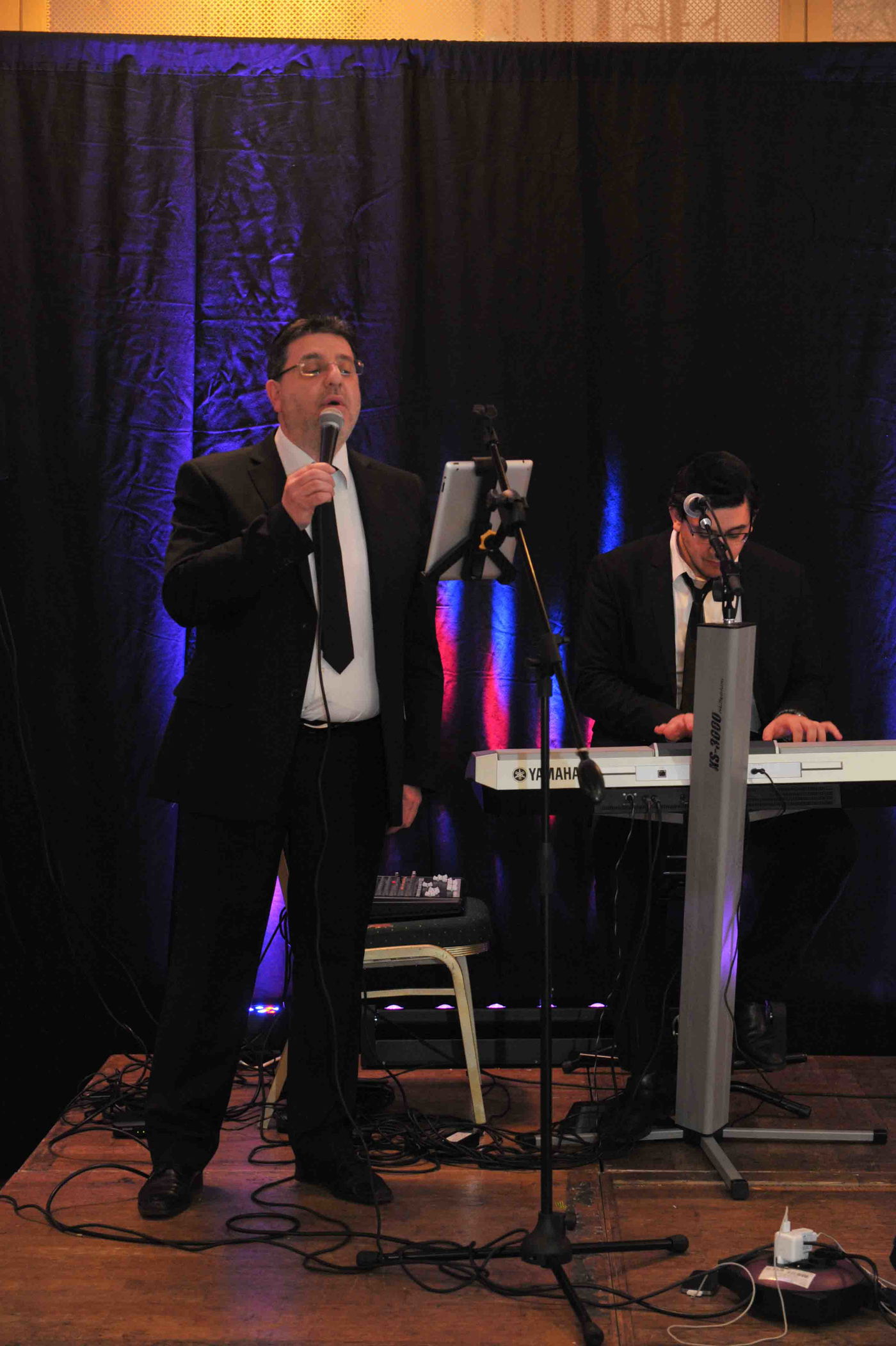 גלריה: הכנסת ספר תורה לזכר נרצחי הטבח בהיפר-כשר בפריז