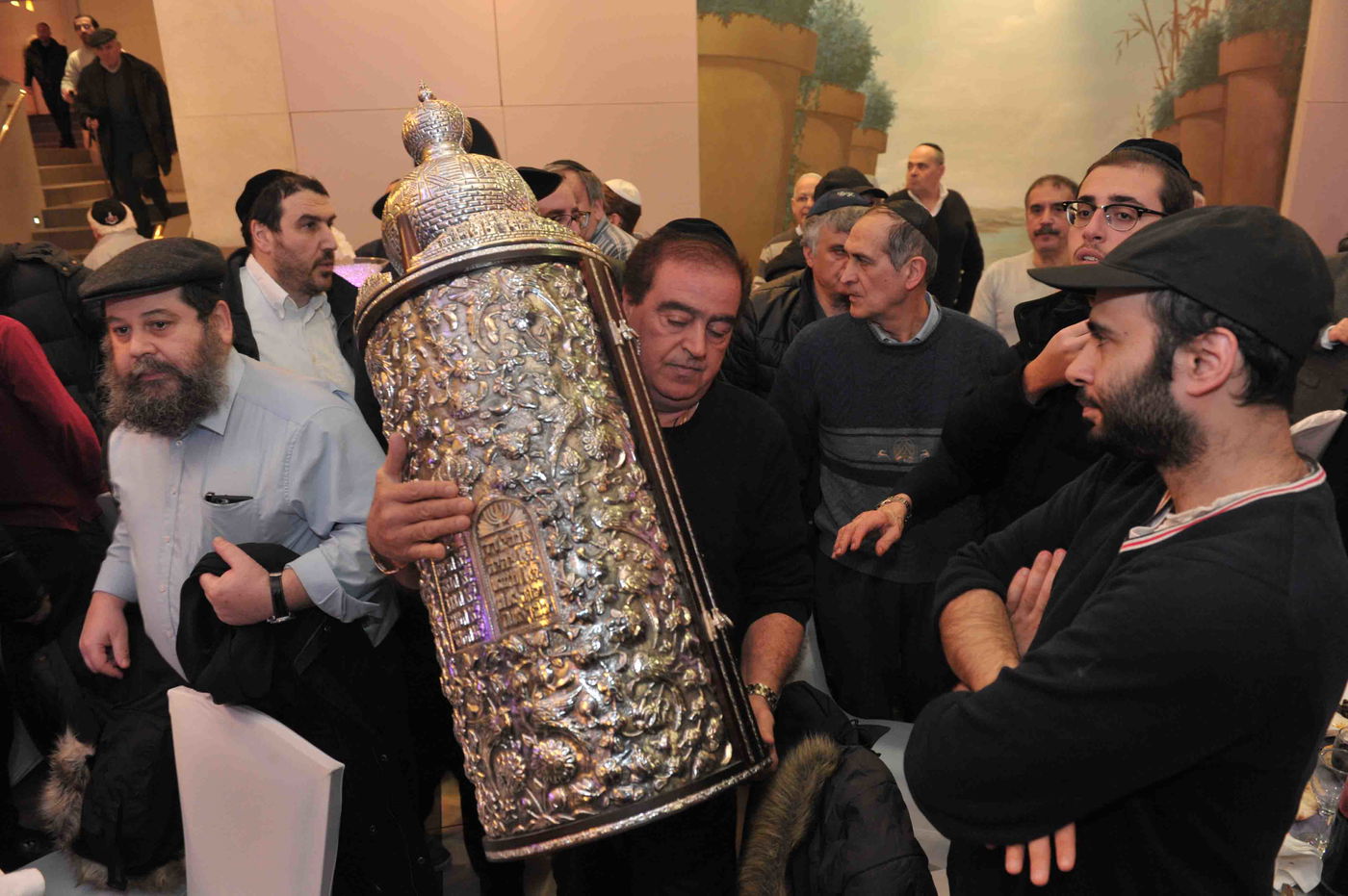גלריה: הכנסת ספר תורה לזכר נרצחי הטבח בהיפר-כשר בפריז
