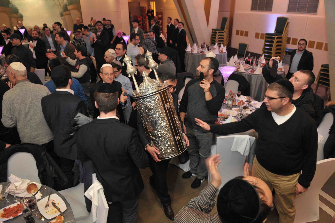 גלריה: הכנסת ספר תורה לזכר נרצחי הטבח בהיפר-כשר בפריז