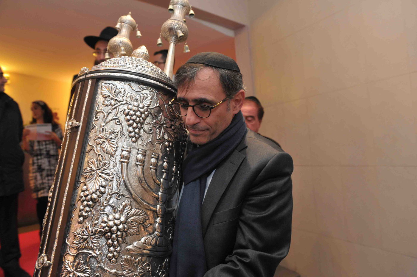 גלריה: הכנסת ספר תורה לזכר נרצחי הטבח בהיפר-כשר בפריז