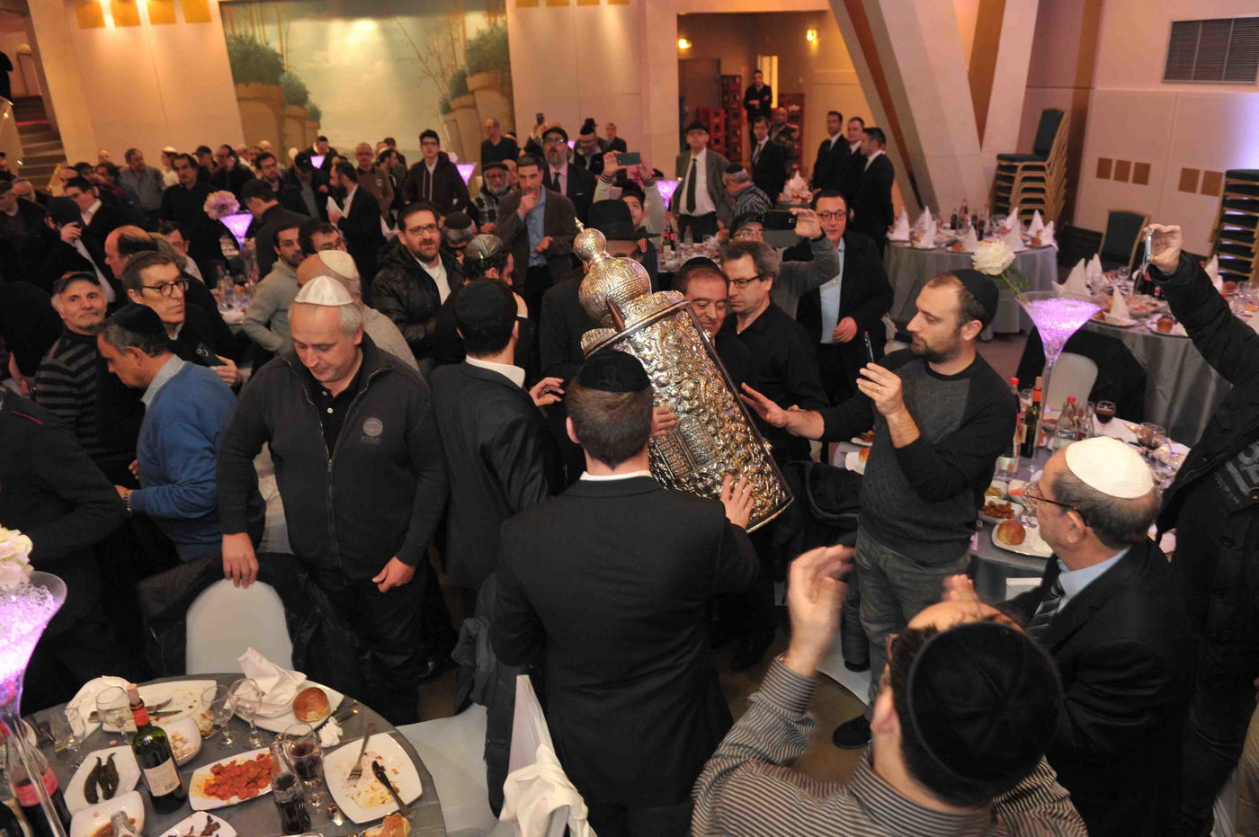 גלריה: הכנסת ספר תורה לזכר נרצחי הטבח בהיפר-כשר בפריז