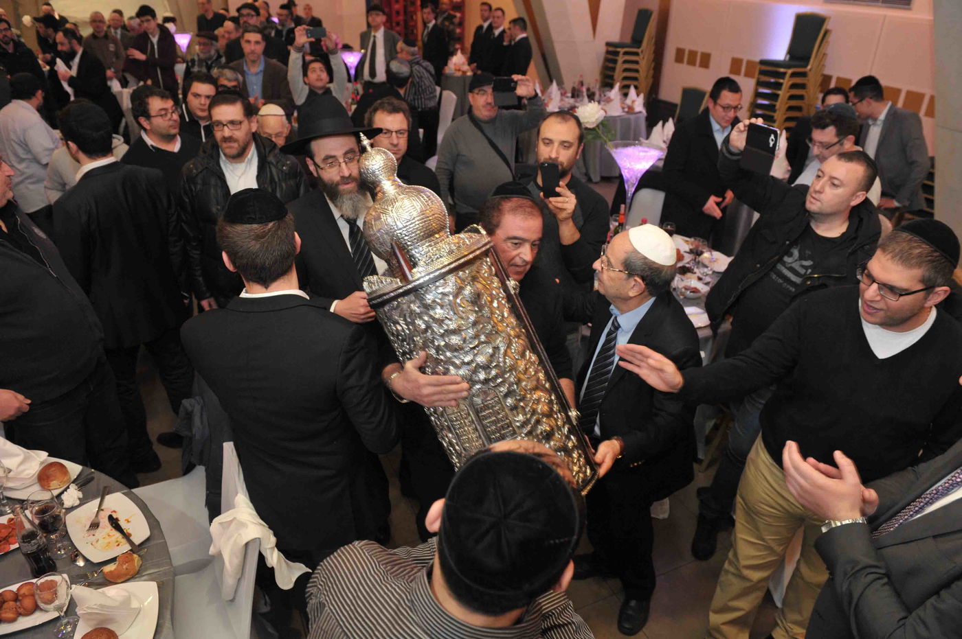 גלריה: הכנסת ספר תורה לזכר נרצחי הטבח בהיפר-כשר בפריז