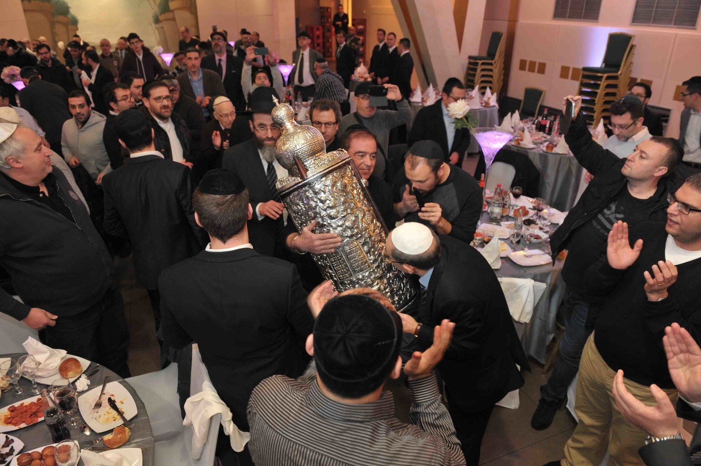 גלריה: הכנסת ספר תורה לזכר נרצחי הטבח בהיפר-כשר בפריז