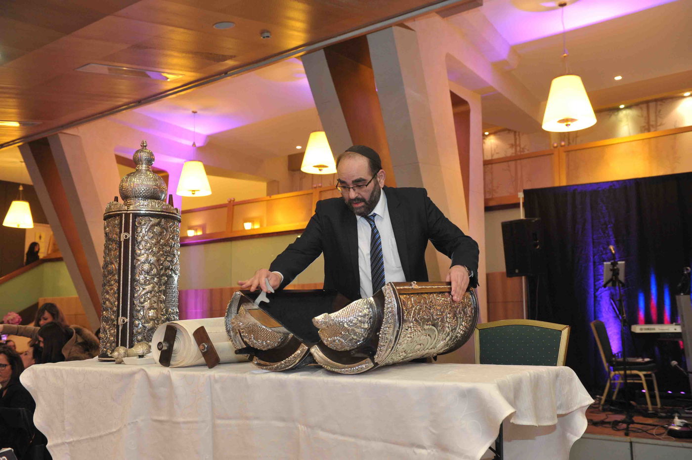 גלריה: הכנסת ספר תורה לזכר נרצחי הטבח בהיפר-כשר בפריז