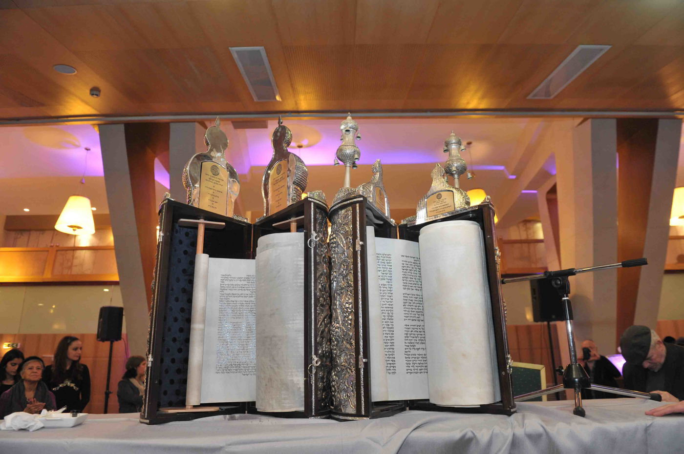 גלריה: הכנסת ספר תורה לזכר נרצחי הטבח בהיפר-כשר בפריז