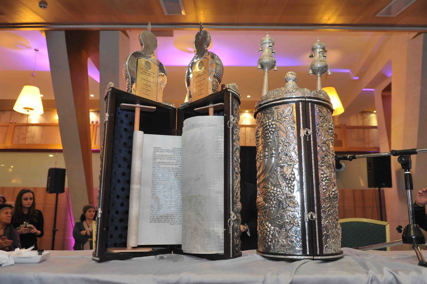גלריה: הכנסת ספר תורה לזכר נרצחי הטבח בהיפר-כשר בפריז