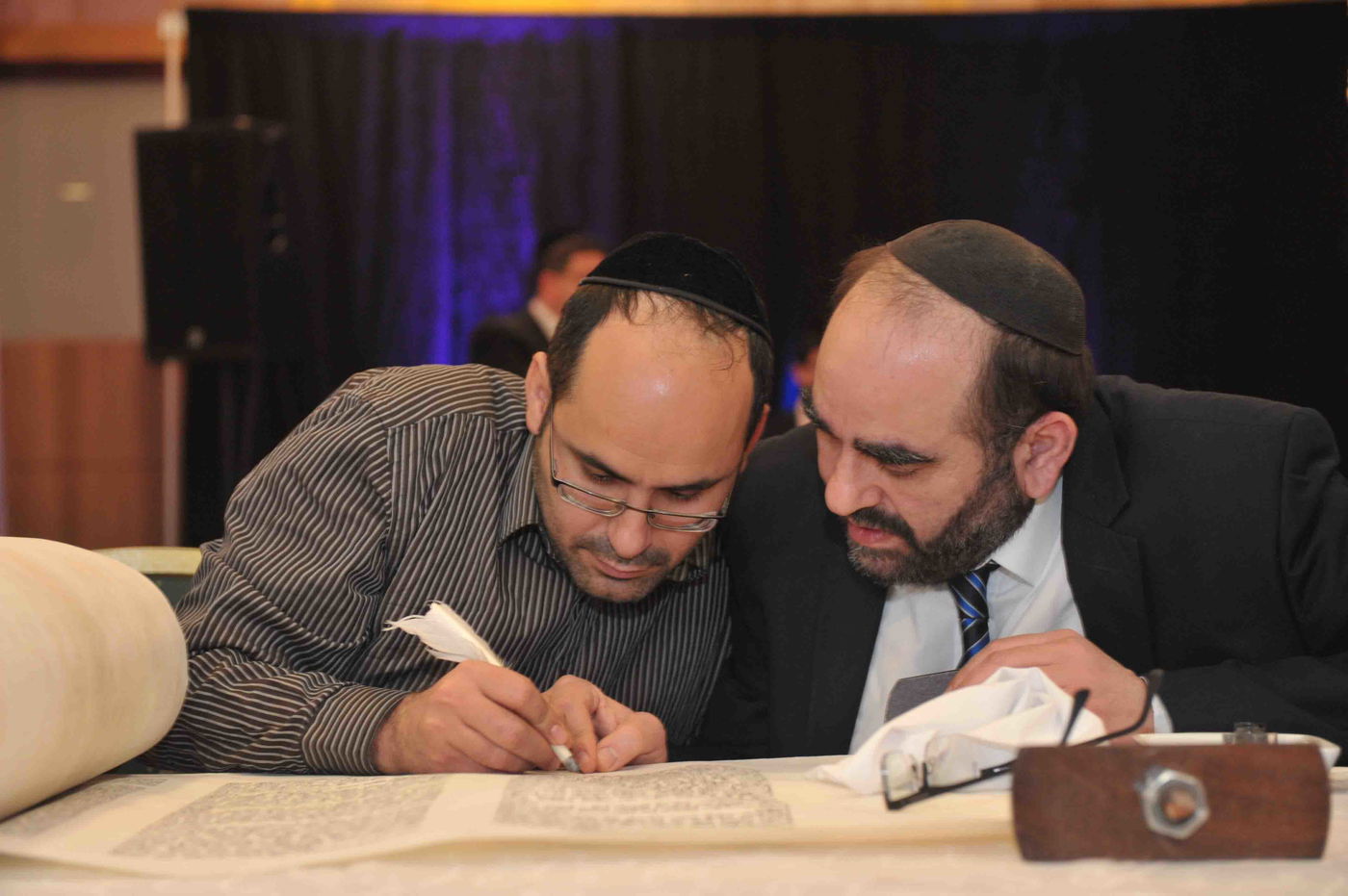 גלריה: הכנסת ספר תורה לזכר נרצחי הטבח בהיפר-כשר בפריז