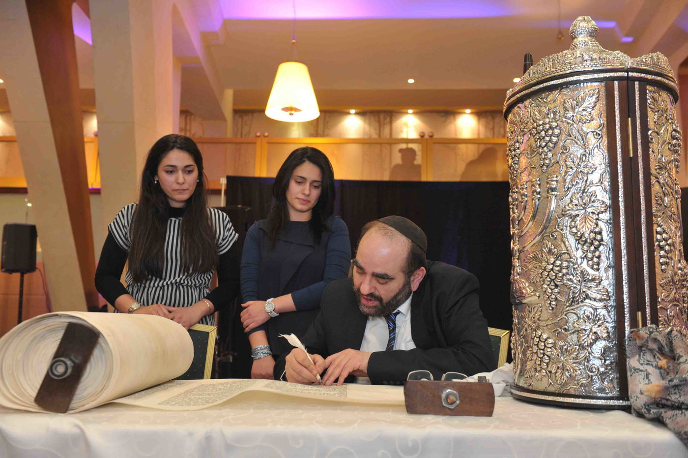 גלריה: הכנסת ספר תורה לזכר נרצחי הטבח בהיפר-כשר בפריז