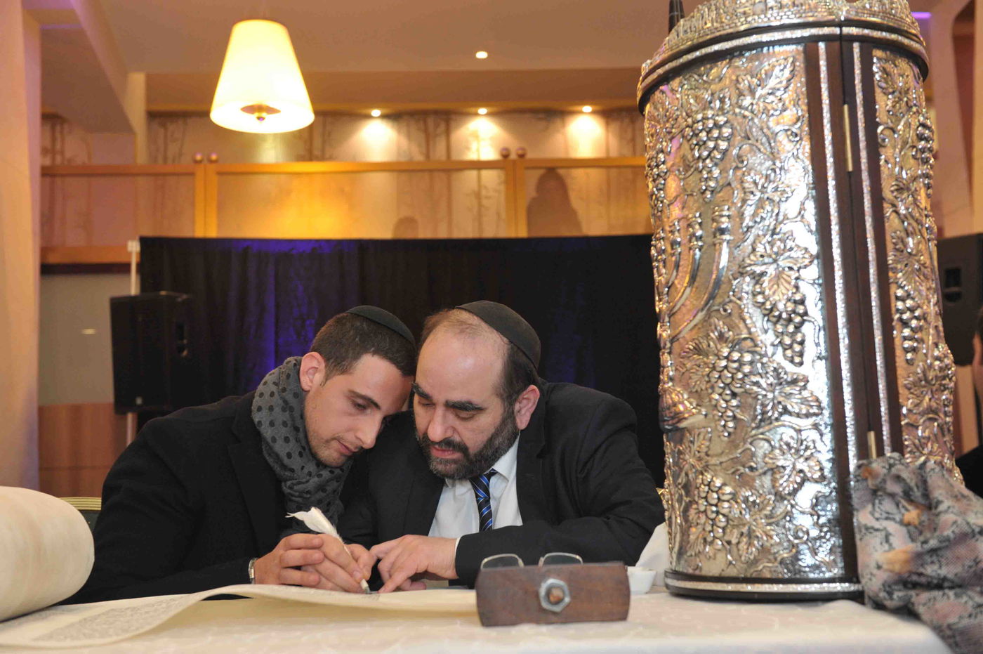 גלריה: הכנסת ספר תורה לזכר נרצחי הטבח בהיפר-כשר בפריז