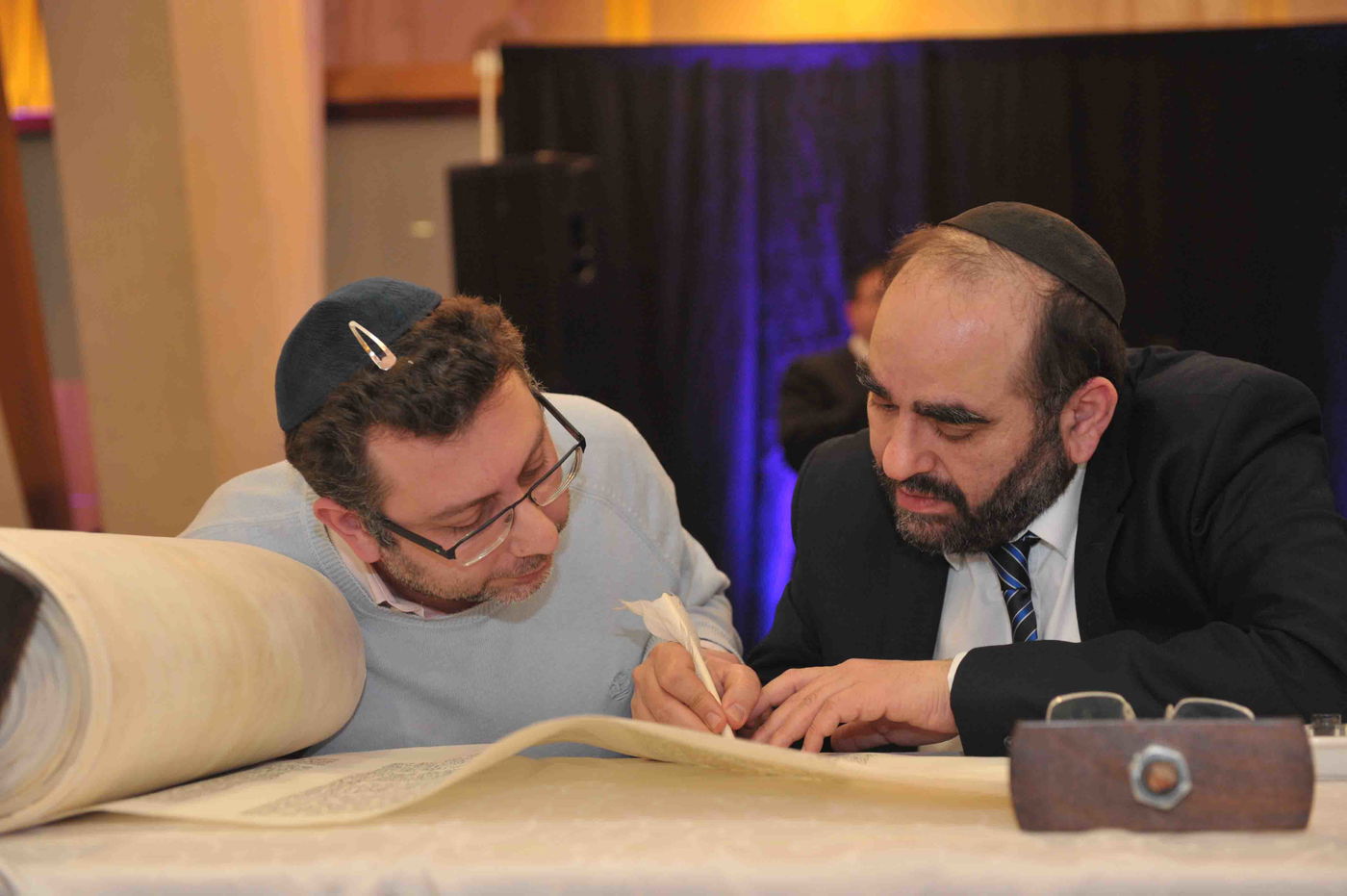 גלריה: הכנסת ספר תורה לזכר נרצחי הטבח בהיפר-כשר בפריז