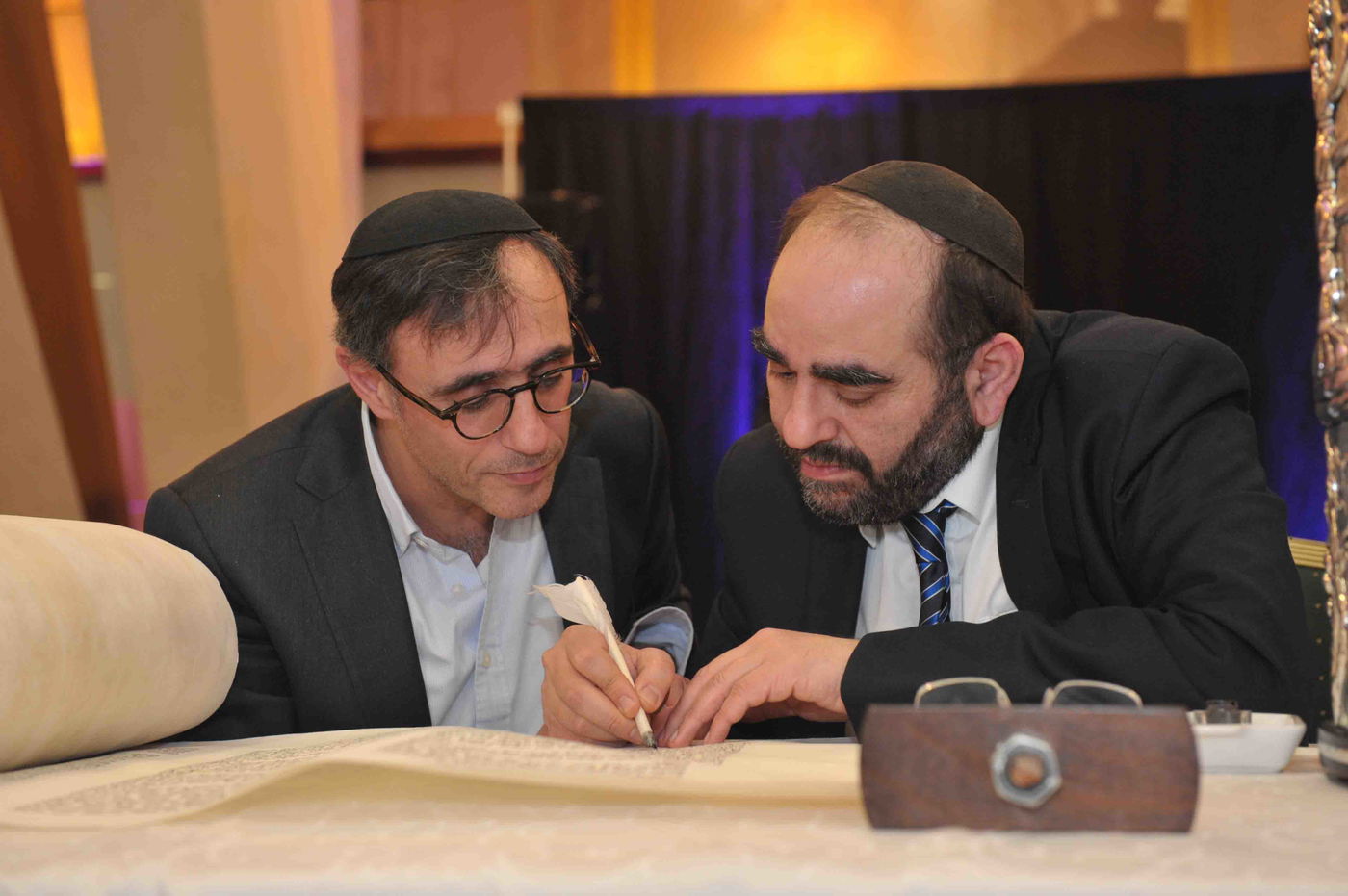 גלריה: הכנסת ספר תורה לזכר נרצחי הטבח בהיפר-כשר בפריז