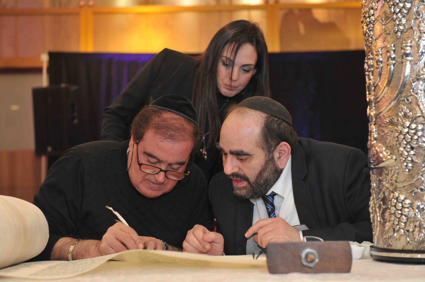 גלריה: הכנסת ספר תורה לזכר נרצחי הטבח בהיפר-כשר בפריז