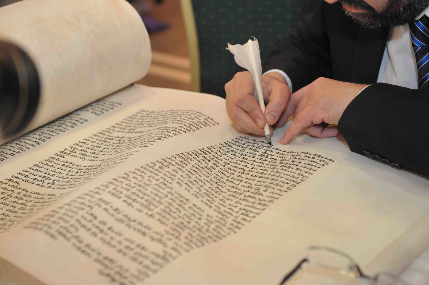 גלריה: הכנסת ספר תורה לזכר נרצחי הטבח בהיפר-כשר בפריז