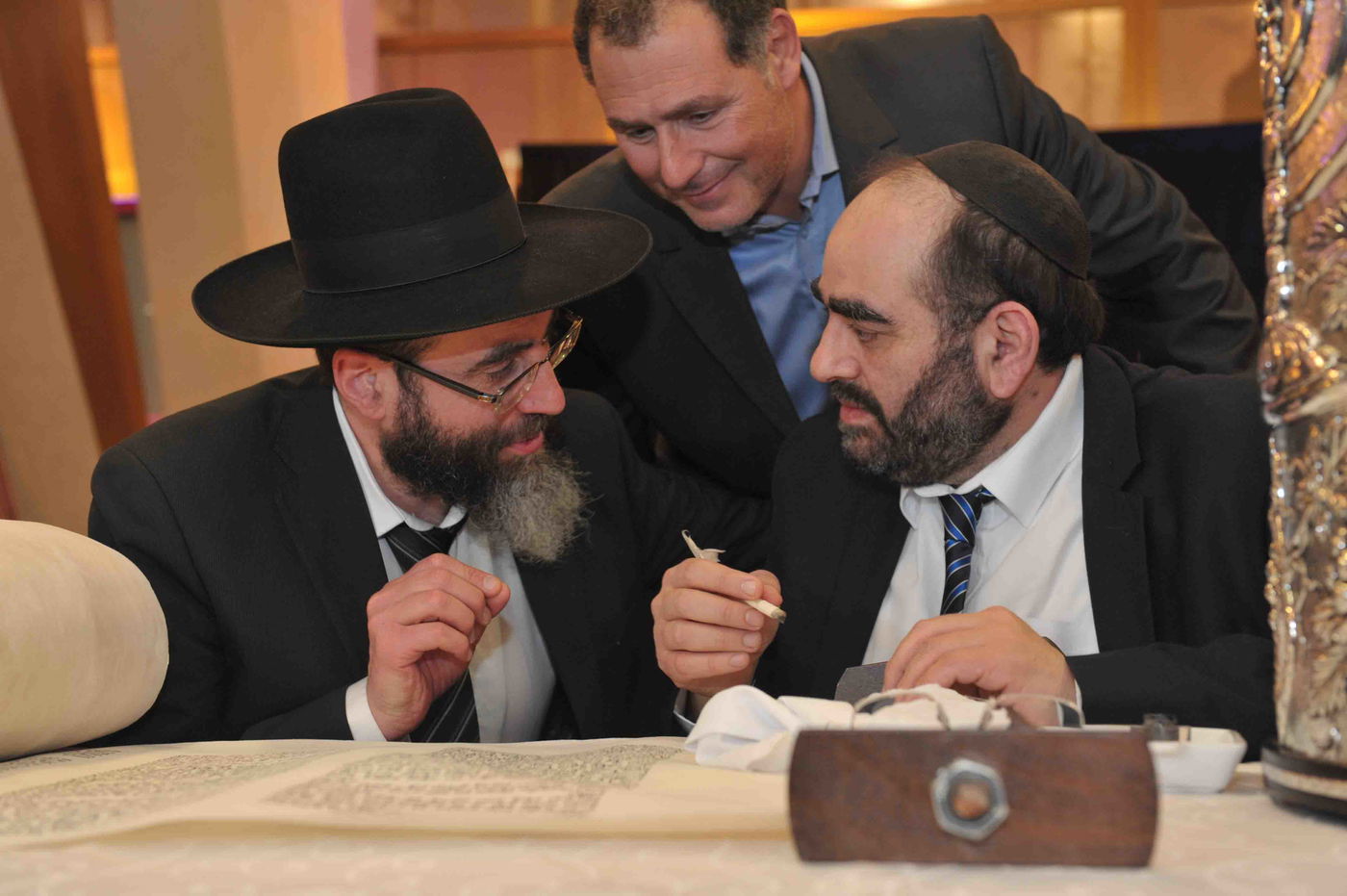 גלריה: הכנסת ספר תורה לזכר נרצחי הטבח בהיפר-כשר בפריז