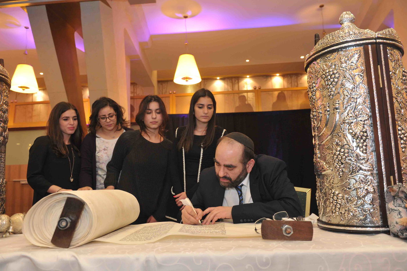 גלריה: הכנסת ספר תורה לזכר נרצחי הטבח בהיפר-כשר בפריז