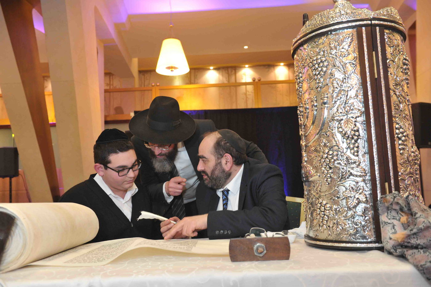 גלריה: הכנסת ספר תורה לזכר נרצחי הטבח בהיפר-כשר בפריז