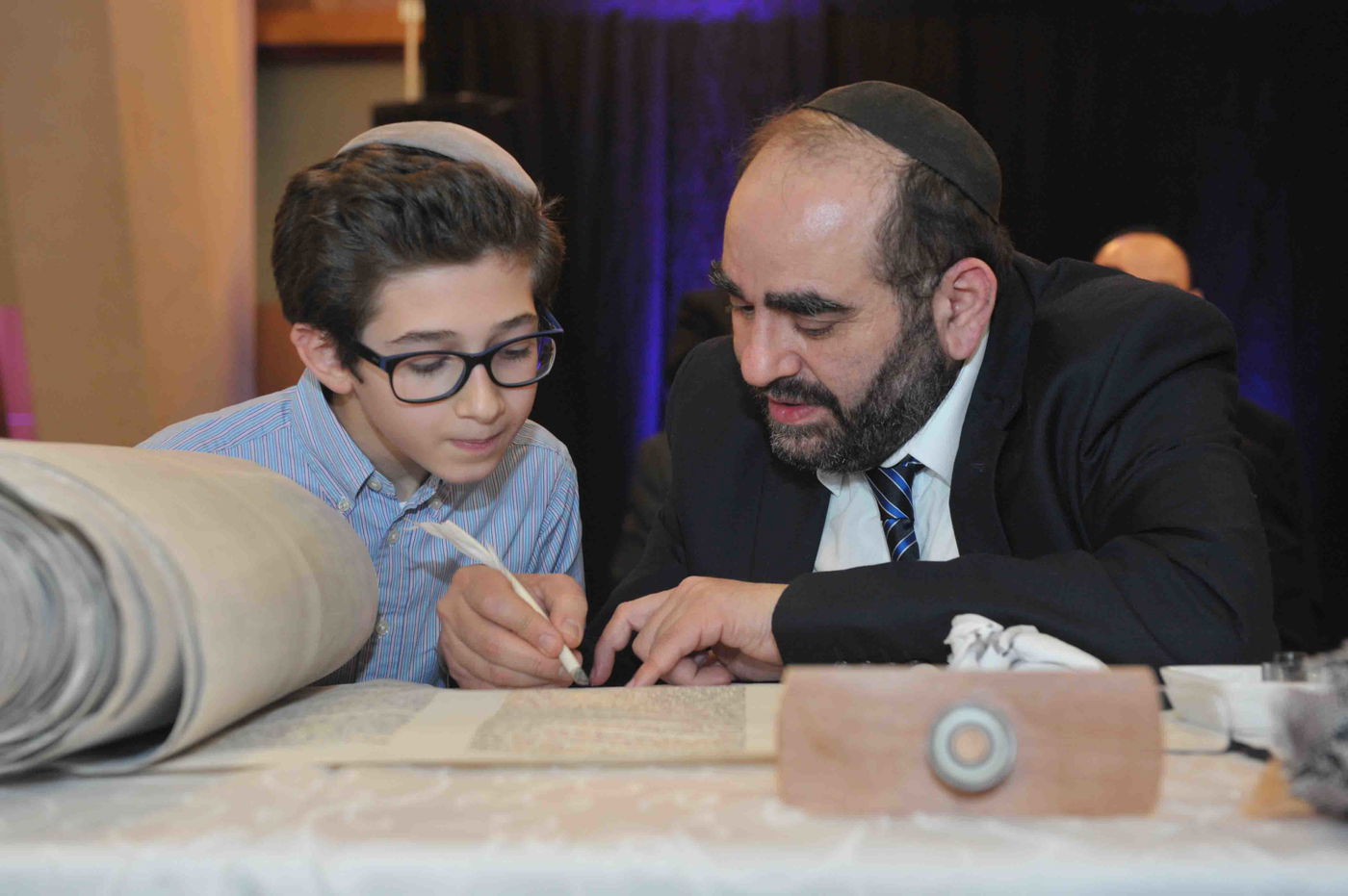 גלריה: הכנסת ספר תורה לזכר נרצחי הטבח בהיפר-כשר בפריז