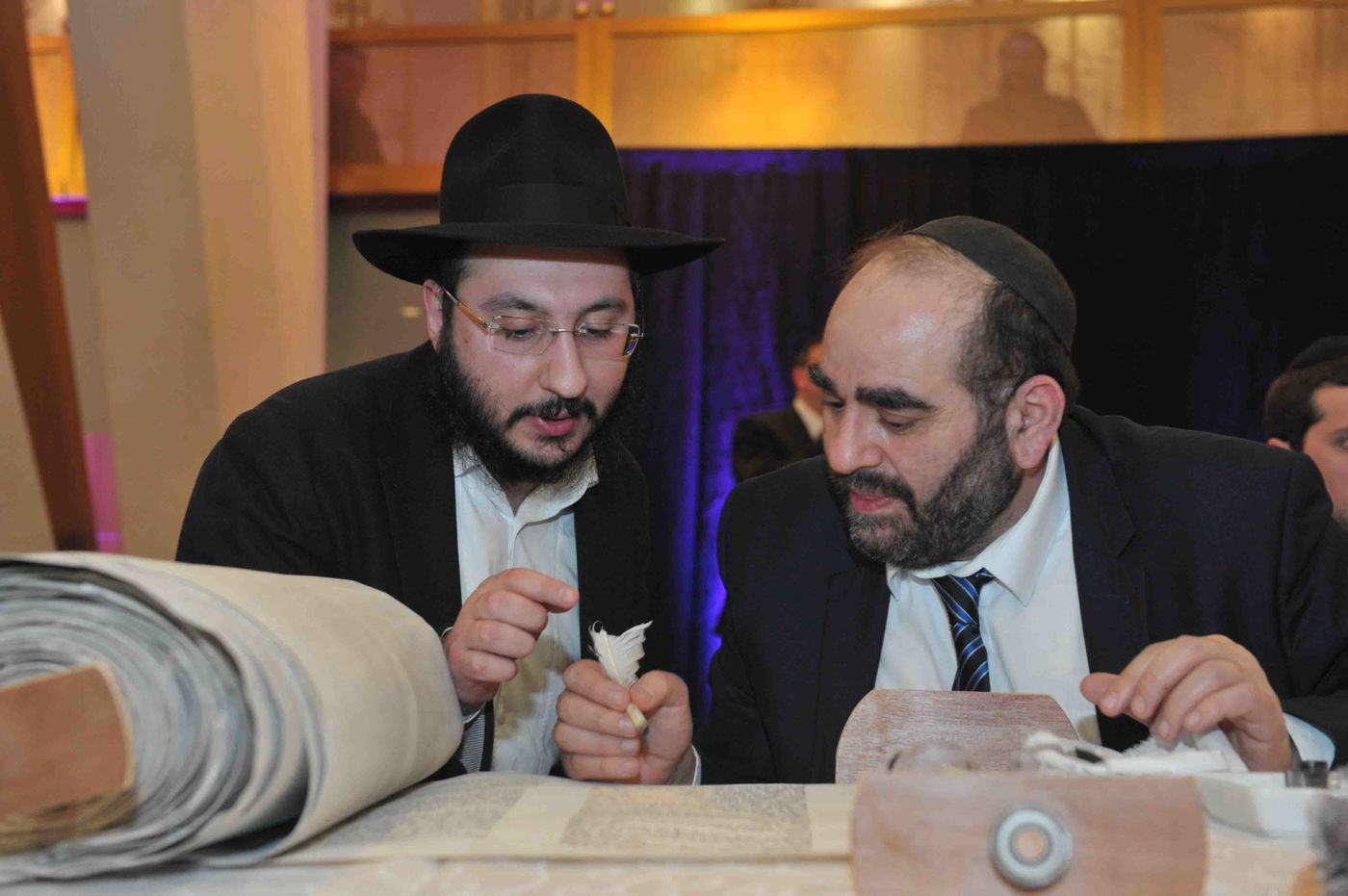 גלריה: הכנסת ספר תורה לזכר נרצחי הטבח בהיפר-כשר בפריז