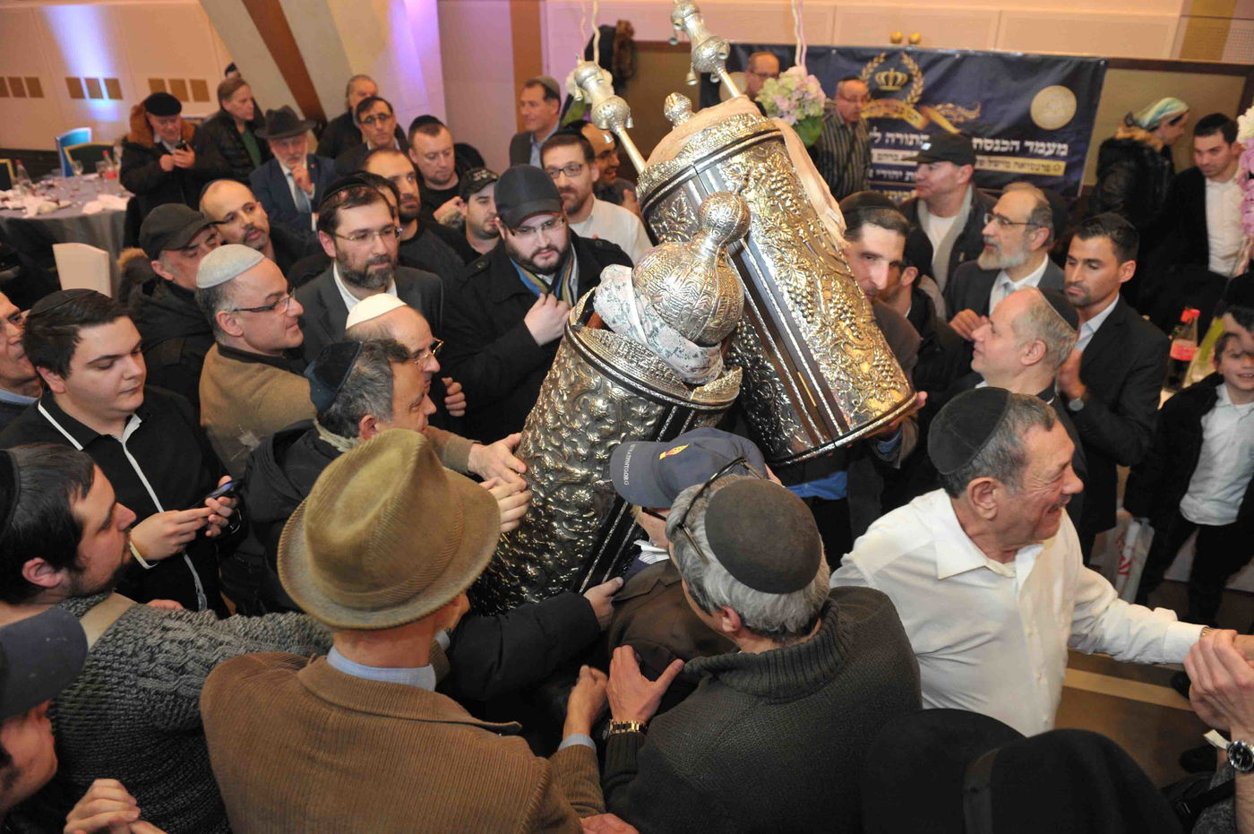 גלריה: הכנסת ספר תורה לזכר נרצחי הטבח בהיפר-כשר בפריז