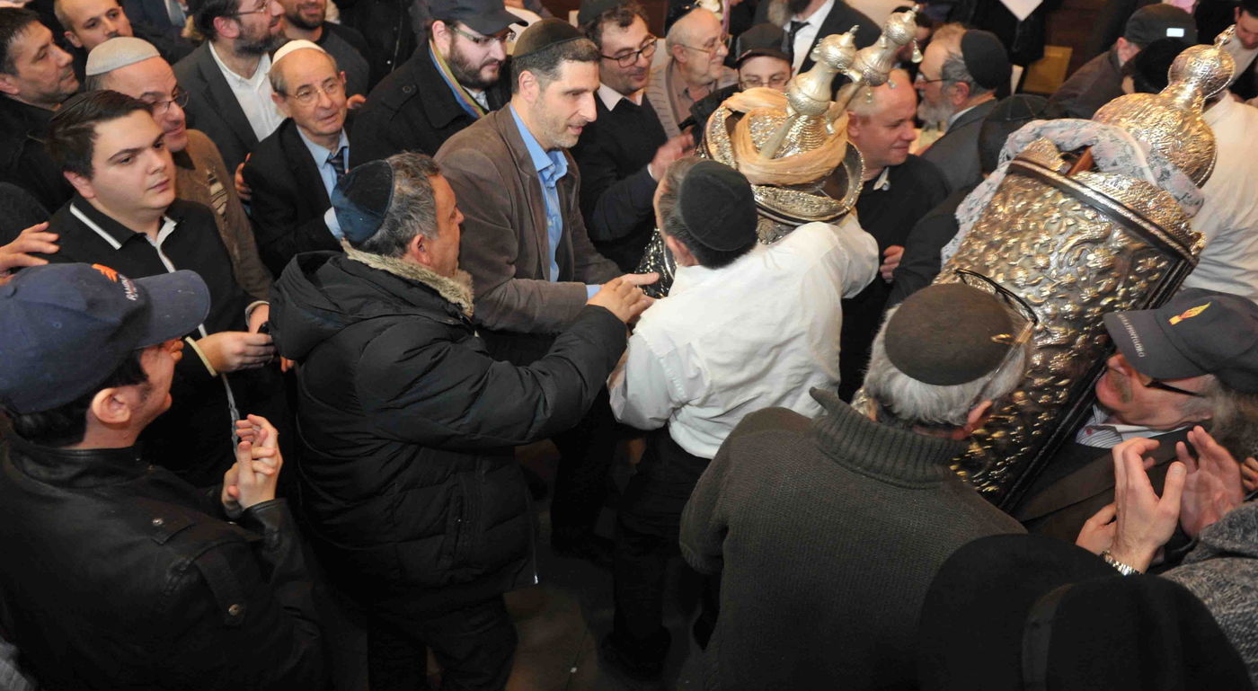 גלריה: הכנסת ספר תורה לזכר נרצחי הטבח בהיפר-כשר בפריז