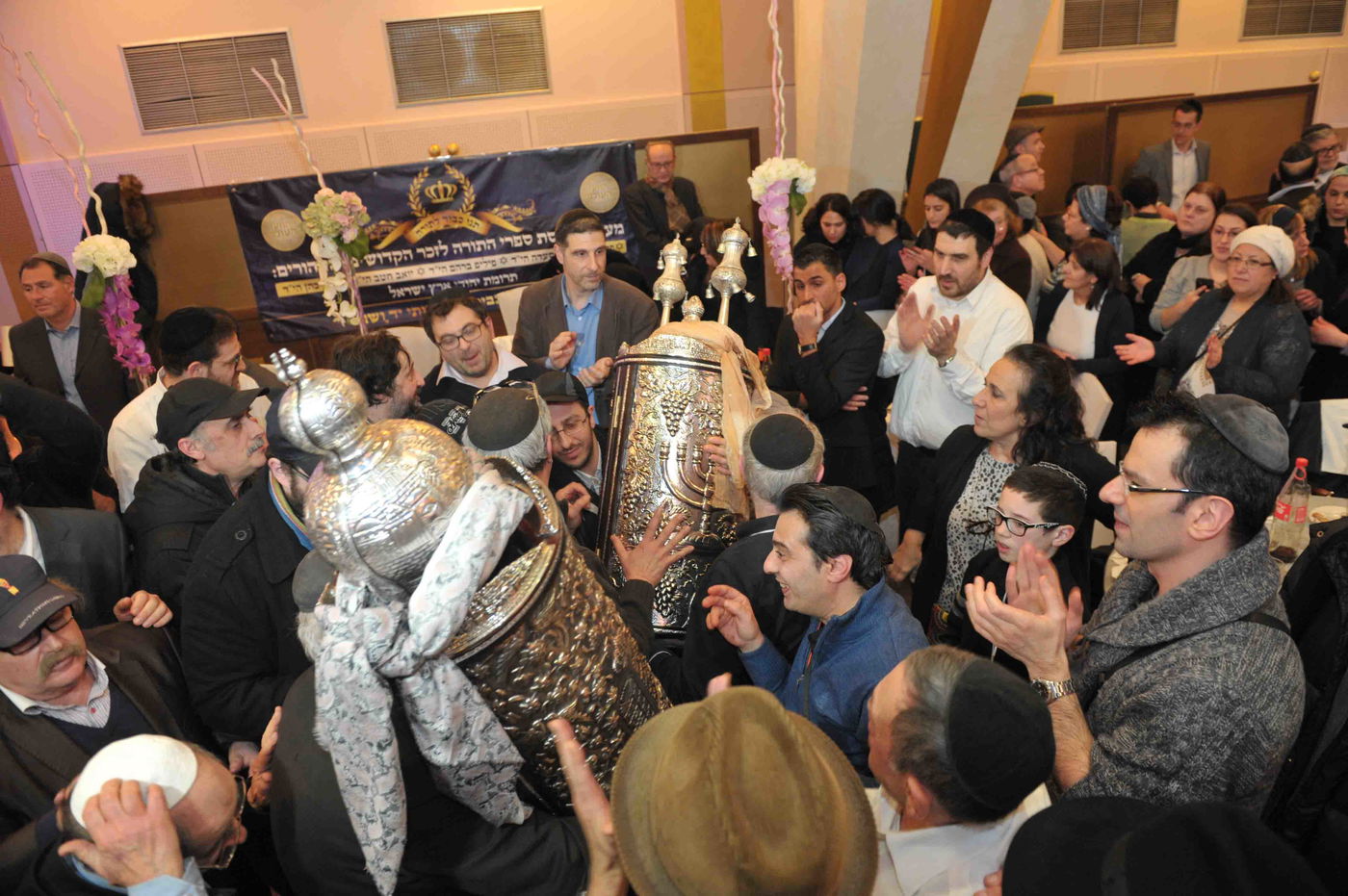 גלריה: הכנסת ספר תורה לזכר נרצחי הטבח בהיפר-כשר בפריז