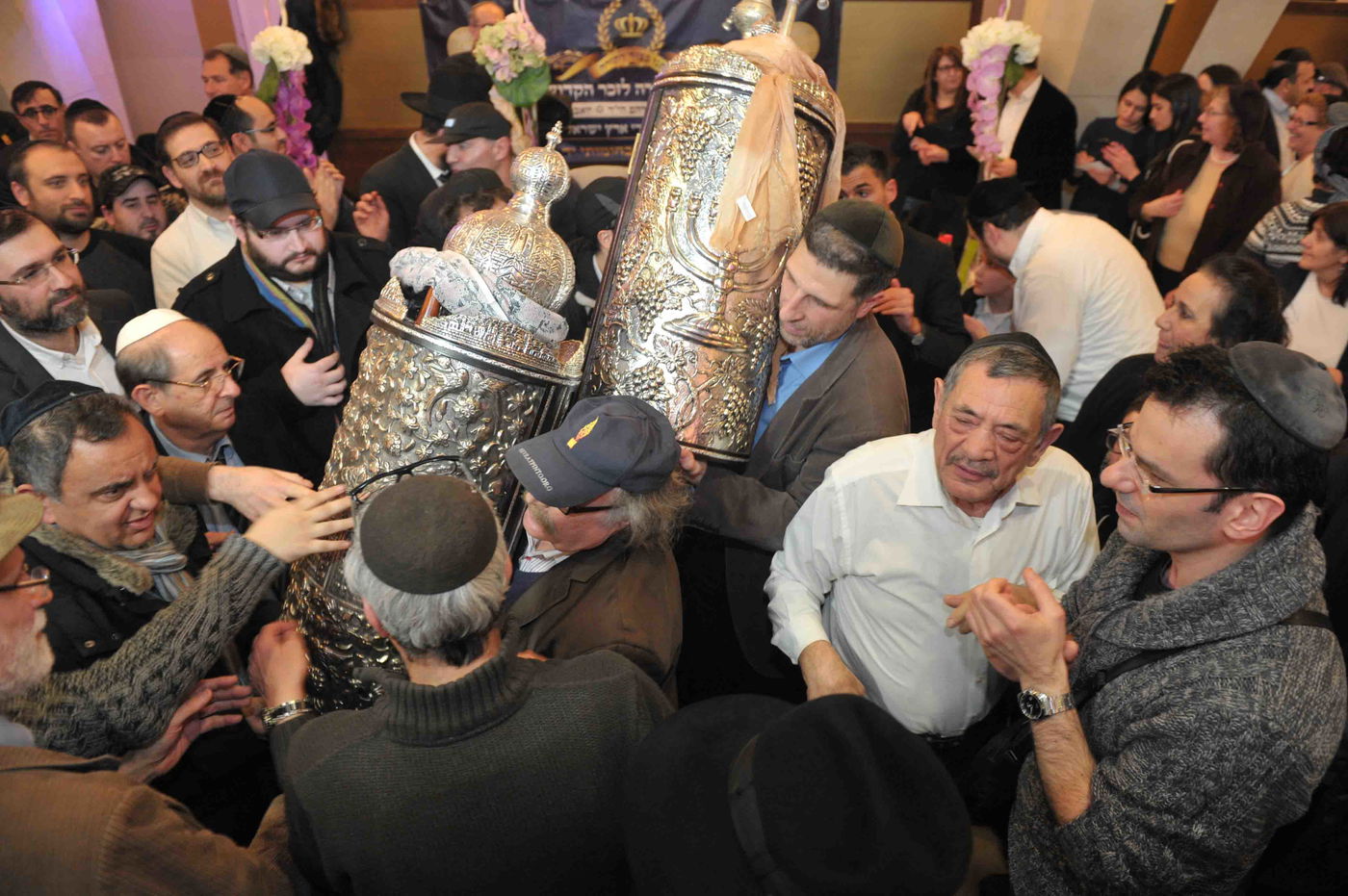 גלריה: הכנסת ספר תורה לזכר נרצחי הטבח בהיפר-כשר בפריז