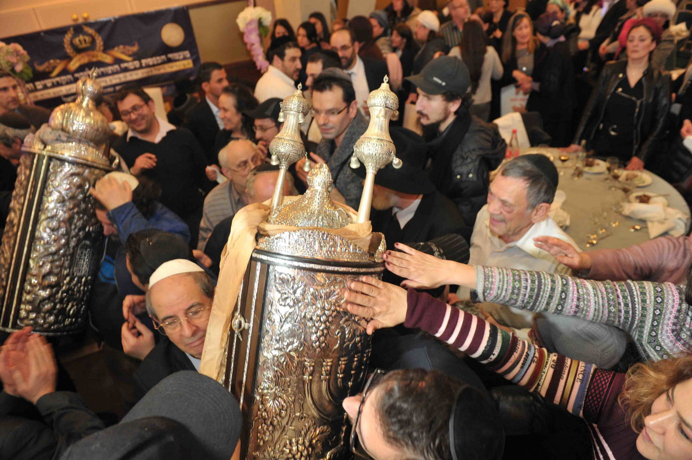גלריה: הכנסת ספר תורה לזכר נרצחי הטבח בהיפר-כשר בפריז