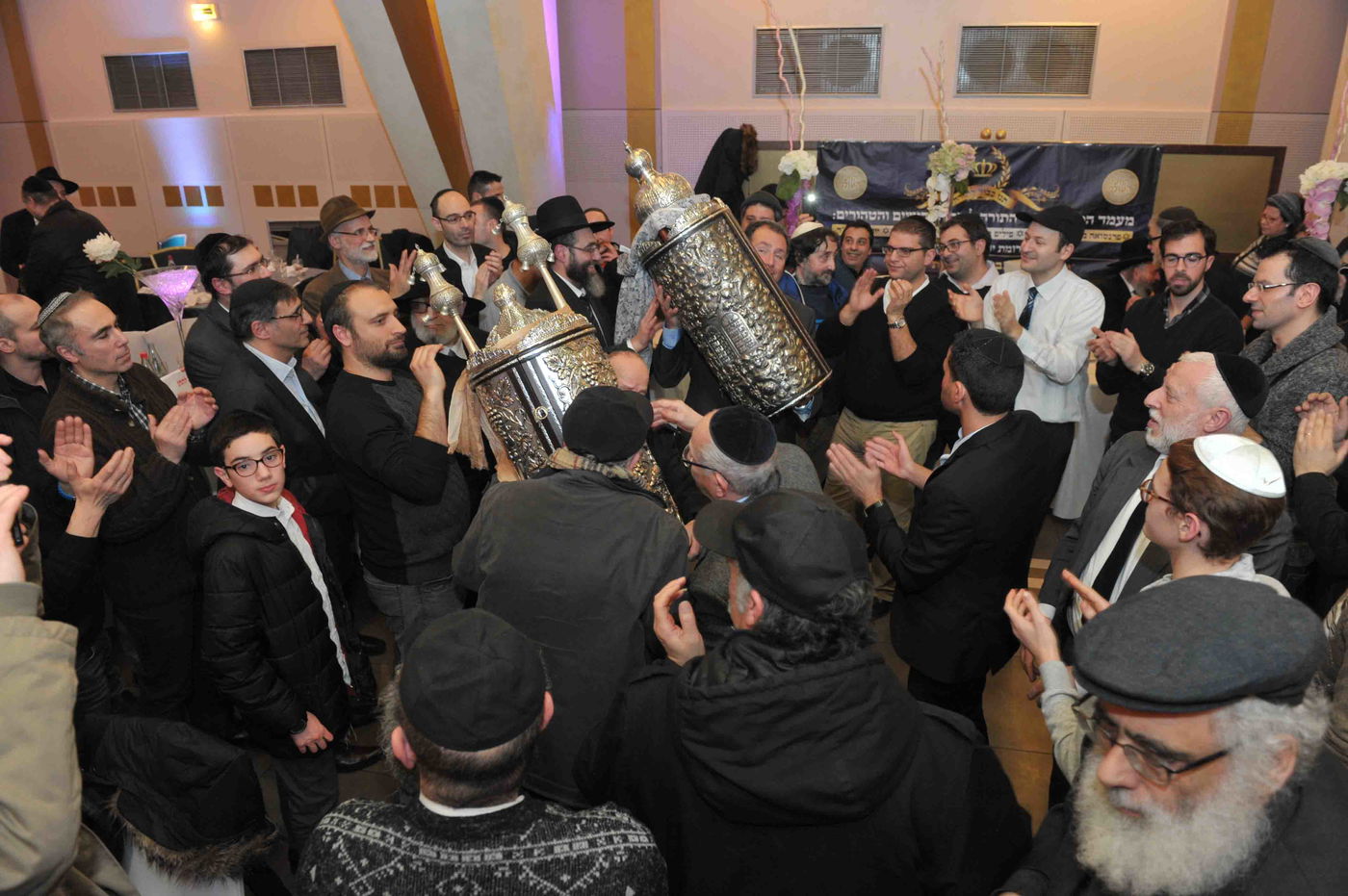 גלריה: הכנסת ספר תורה לזכר נרצחי הטבח בהיפר-כשר בפריז