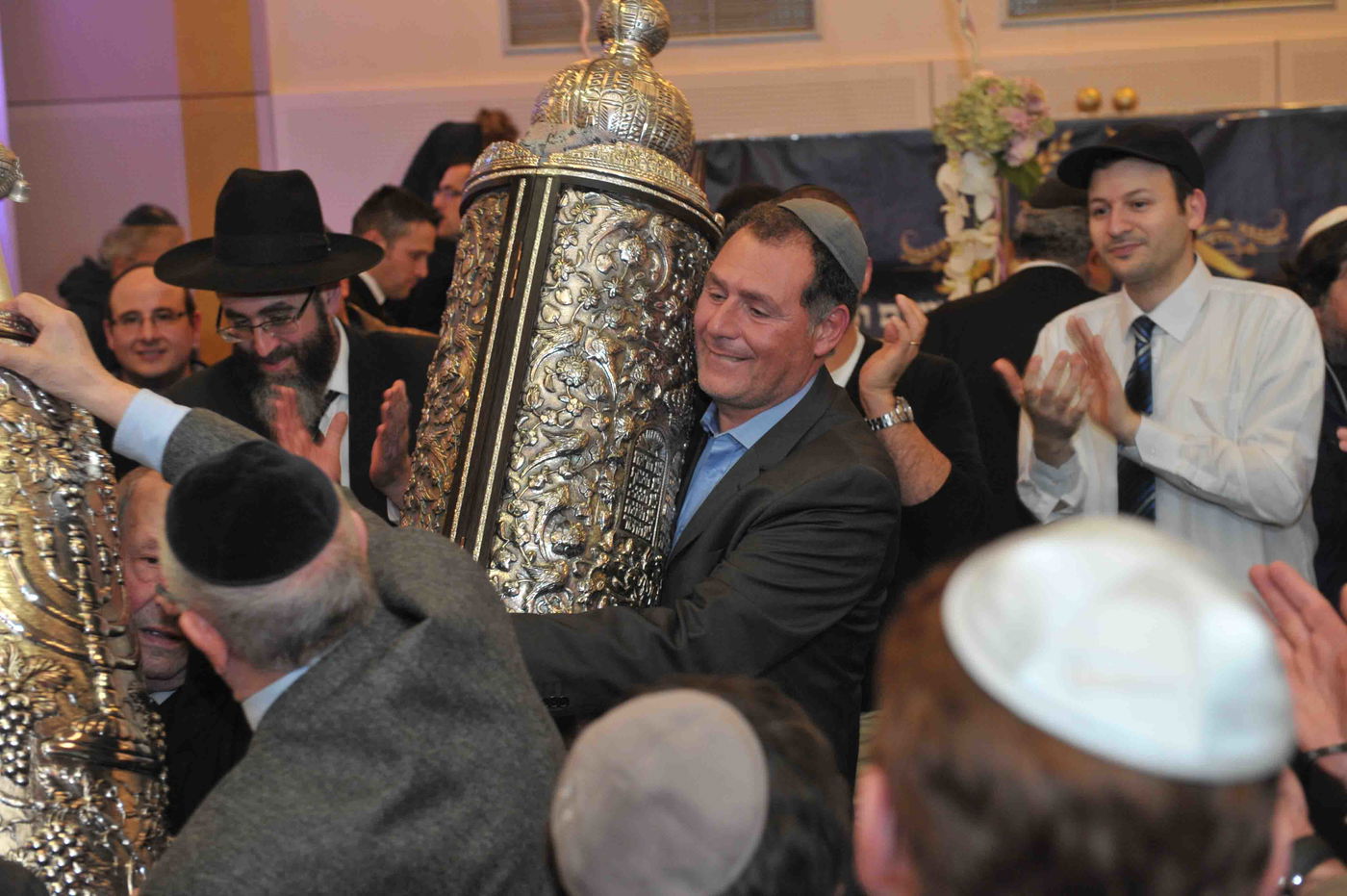 גלריה: הכנסת ספר תורה לזכר נרצחי הטבח בהיפר-כשר בפריז