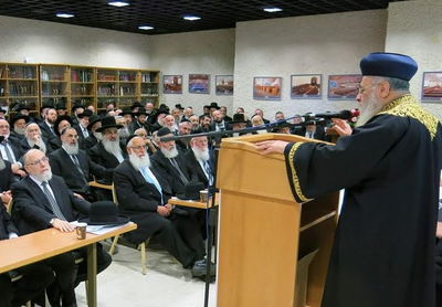 הגר"י יוסף נואם בפני דייני בית הדין, השבוע