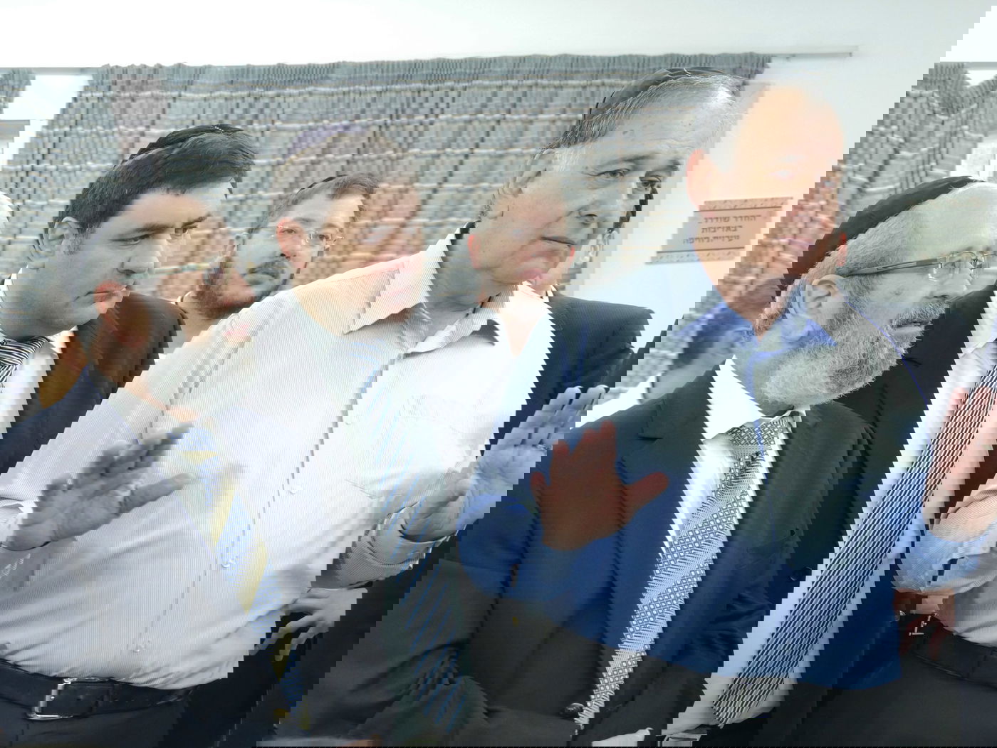 יונה יהב סייר עם מיכאל אלפר ב'בית יעקב'