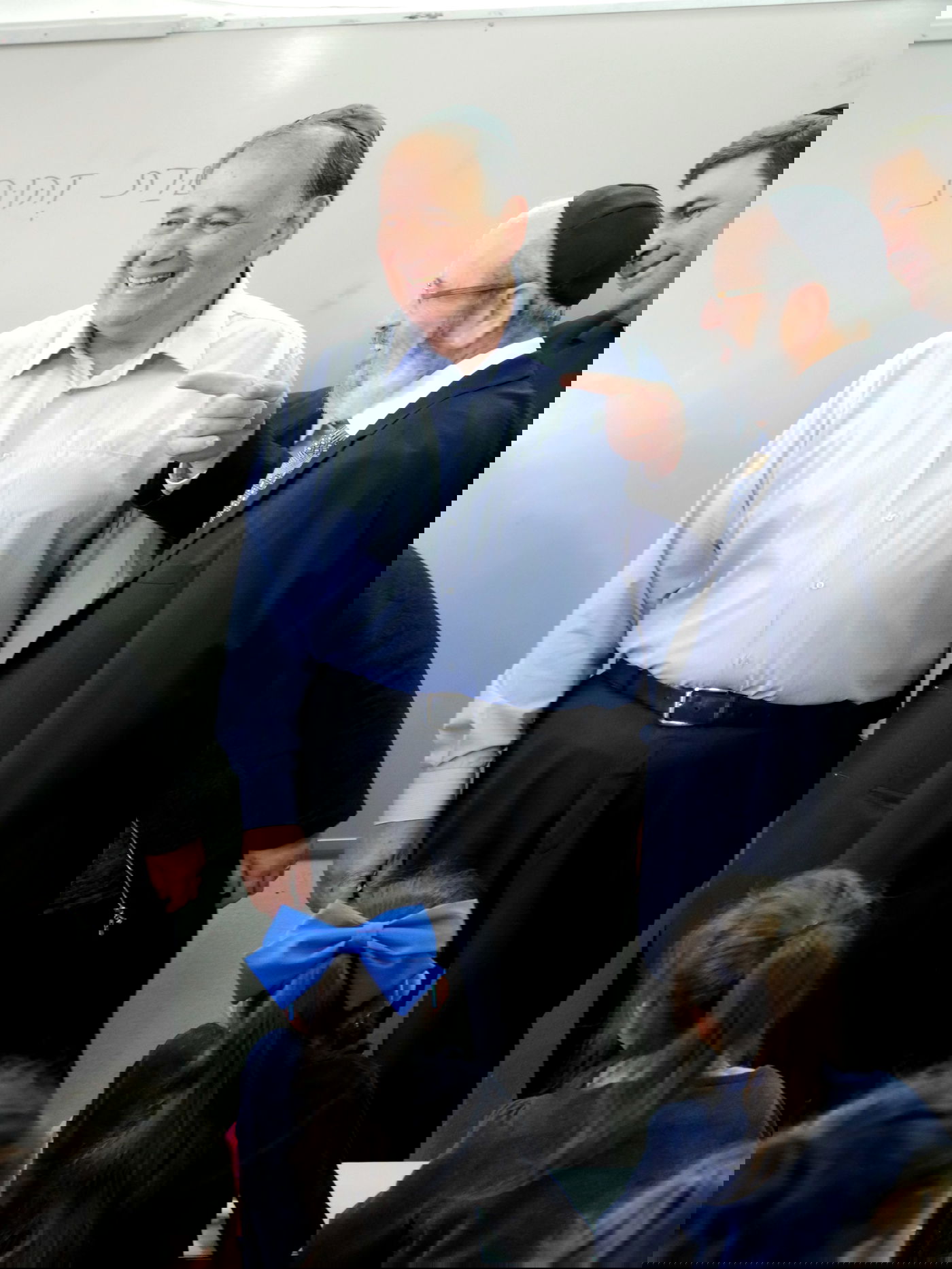 יונה יהב סייר עם מיכאל אלפר ב'בית יעקב'