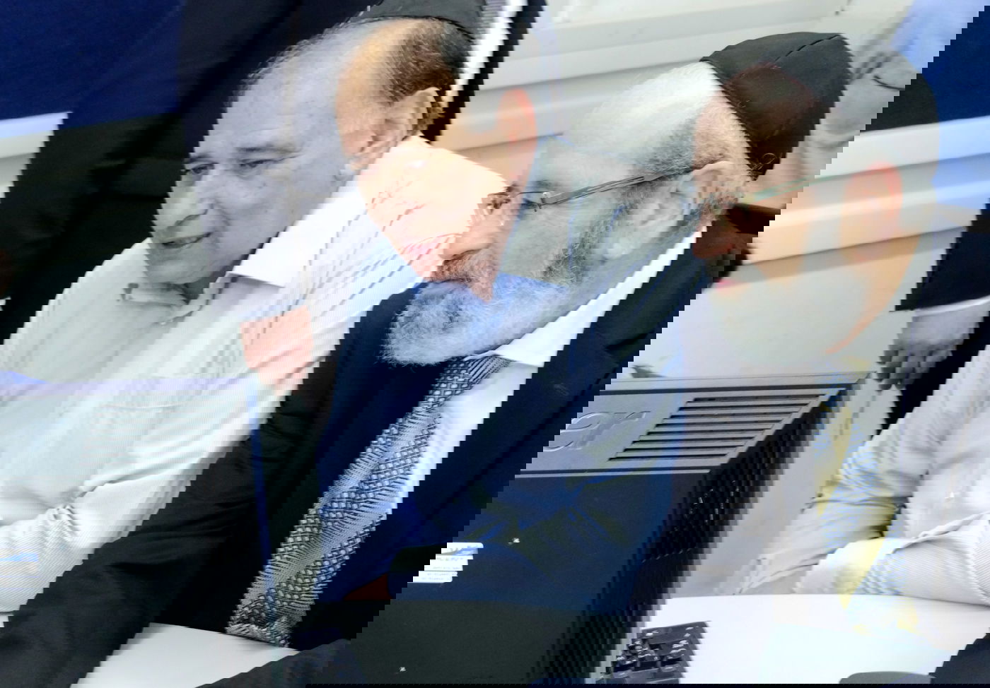 יונה יהב סייר עם מיכאל אלפר ב'בית יעקב'