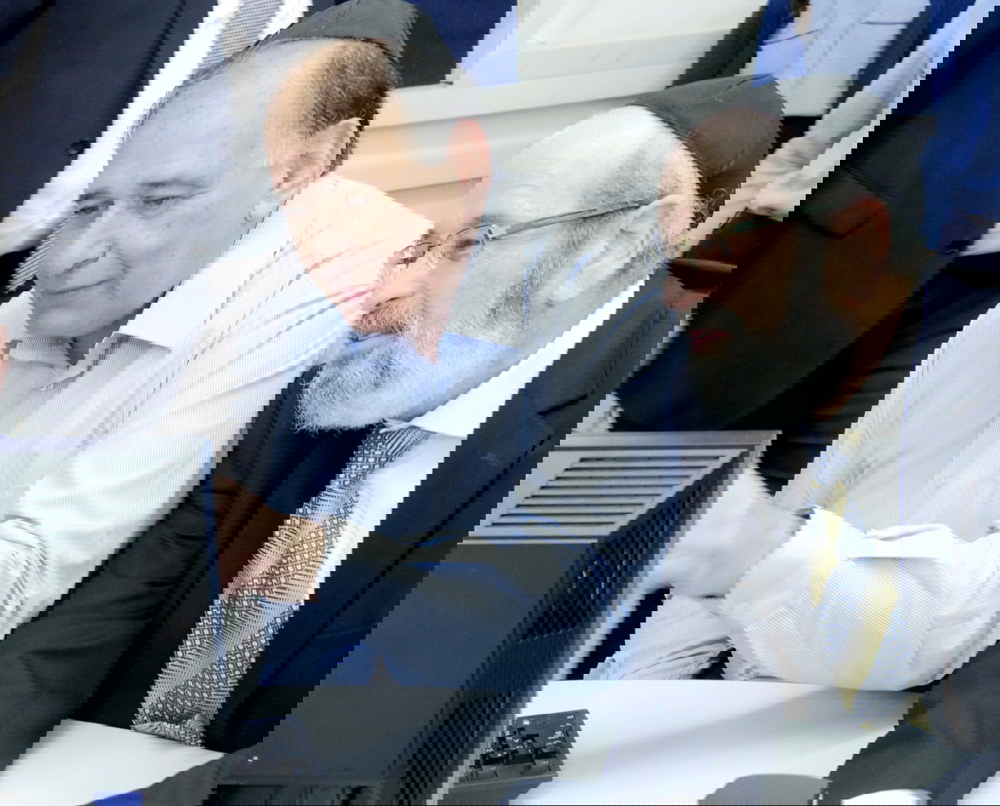 יונה יהב סייר עם מיכאל אלפר ב'בית יעקב'