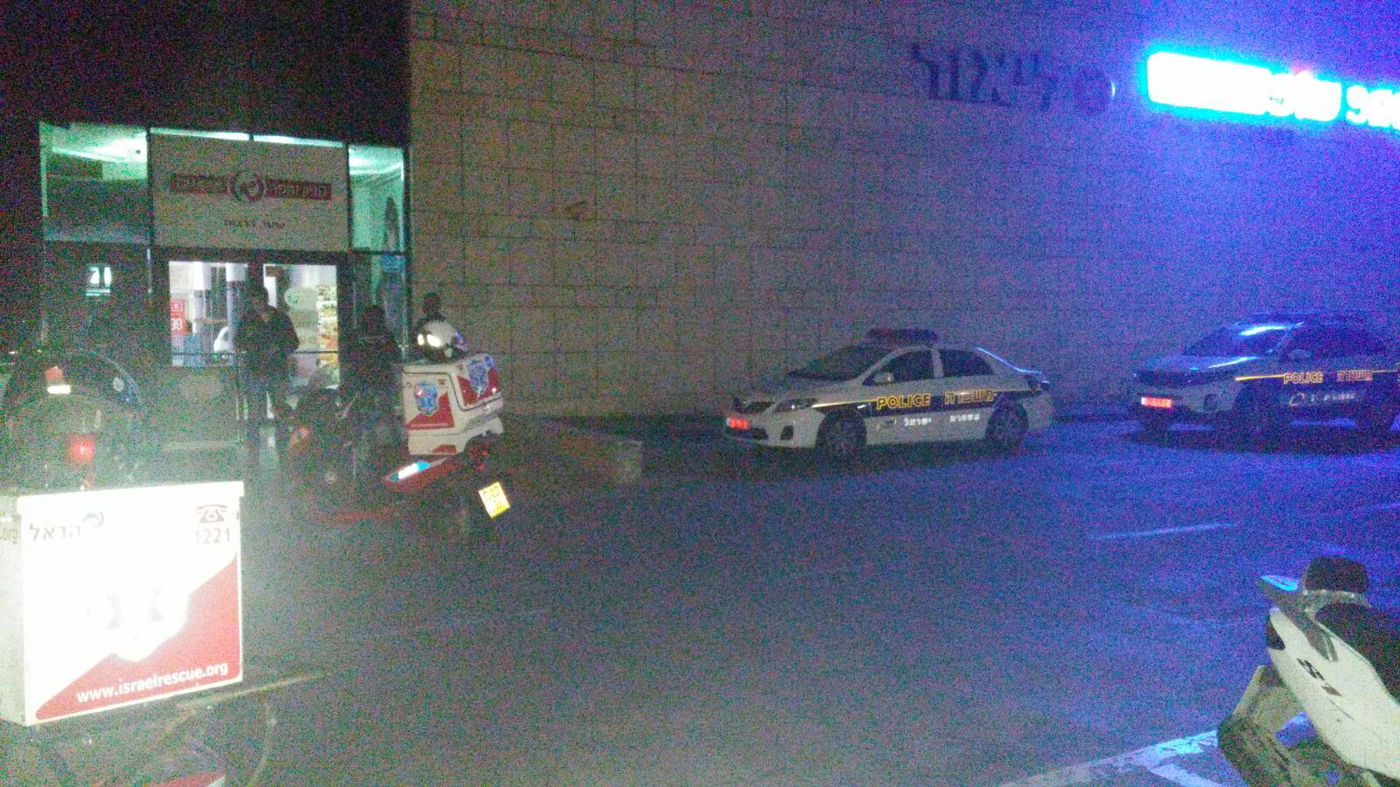 הלילה במעלה אדומים: מאבטח נפצע אנוש בפיגוע דקירה