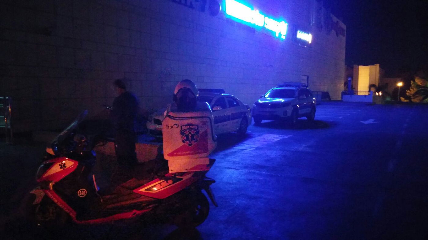 הלילה במעלה אדומים: מאבטח נפצע אנוש בפיגוע דקירה