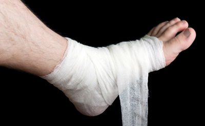 ניסה להיכנס לבית כנסת שנסגר ונחתך ברגלו