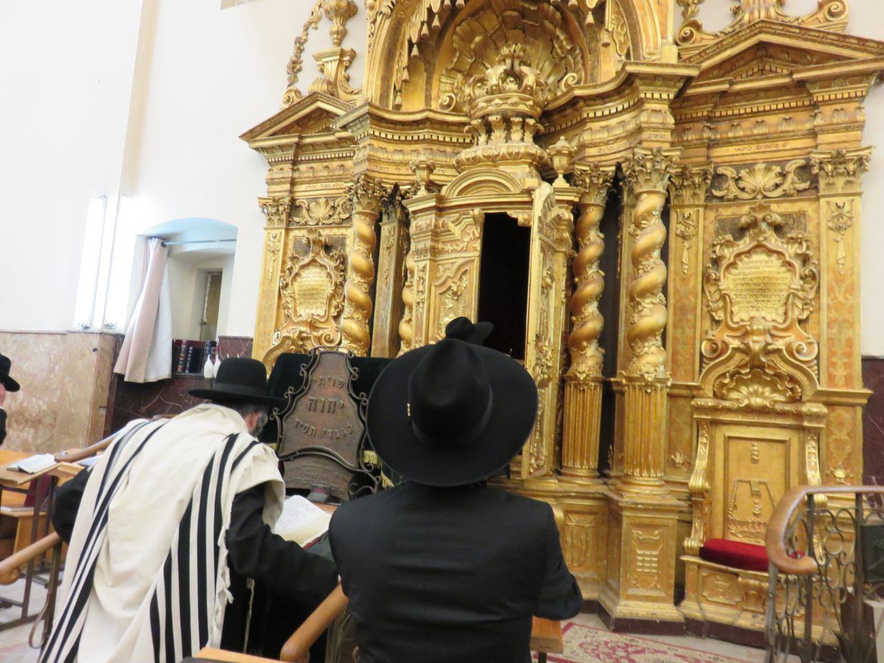 ההיכל בפוניבז', הערב