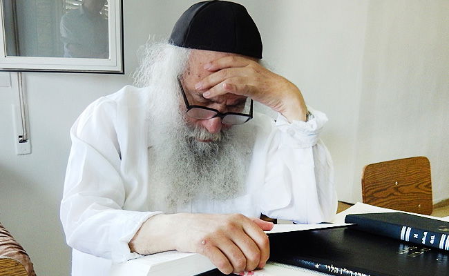 הרב ליבוביץ שוקד על תלמודו