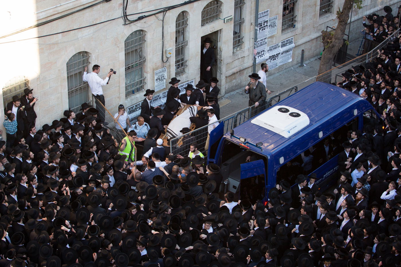 בדמע וכאב: אלפים נפרדו מראש ישיבת פוניבז'