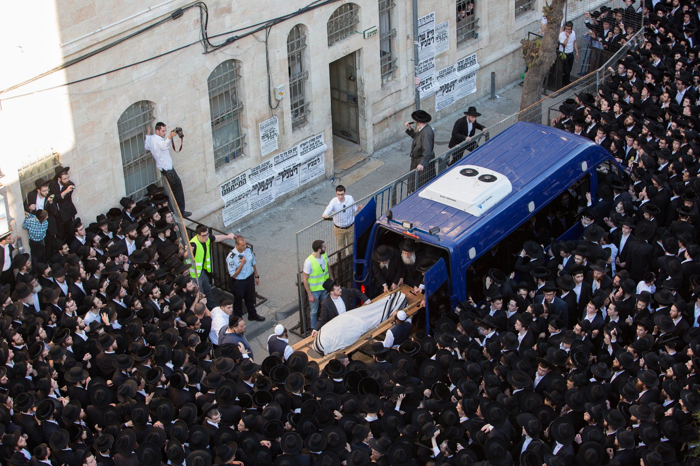 בדמע וכאב: אלפים נפרדו מראש ישיבת פוניבז'