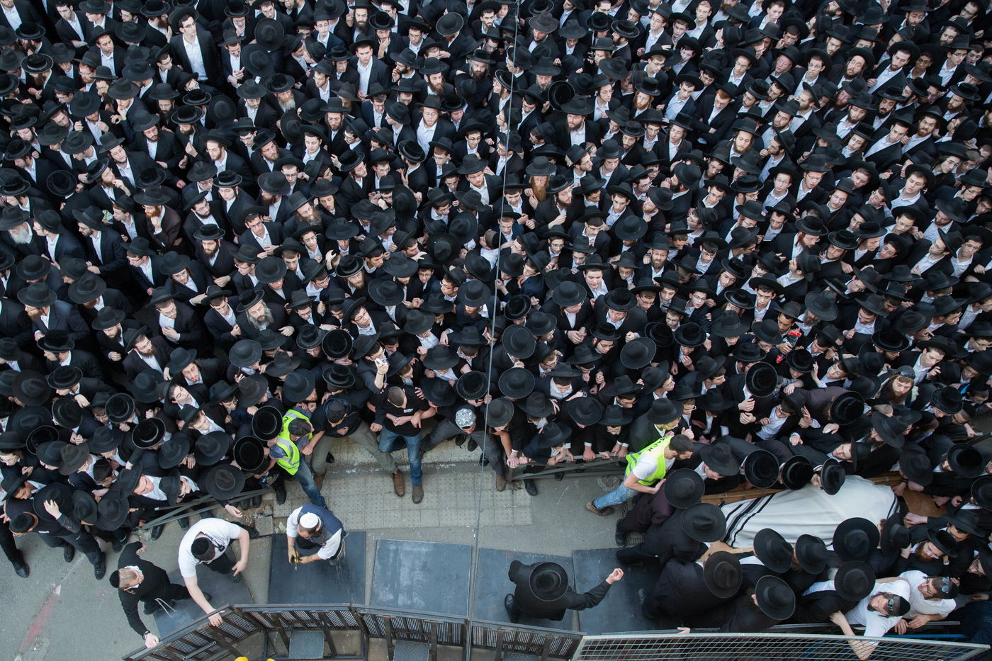 בדמע וכאב: אלפים נפרדו מראש ישיבת פוניבז'