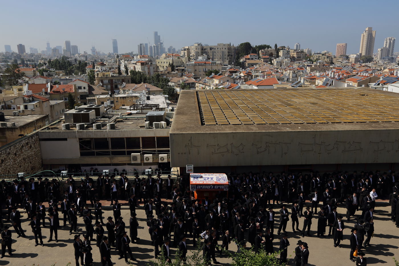בדמע וכאב: אלפים נפרדו מראש ישיבת פוניבז'