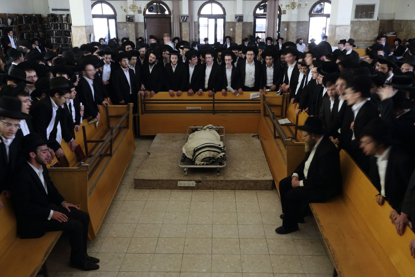 בדמע וכאב: אלפים נפרדו מראש ישיבת פוניבז'